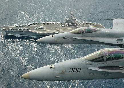 Lotniskowiec Fly By, dwa F22 raptor nad lotniskowcem, amerykańskie odrzutowce marynarki wojennej, lotniskowiec, lotniskowiec przelatujący, samoloty odrzutowe, łodzie, Tapety HD HD wallpaper