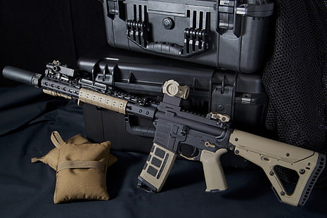 ปืนไรเฟิลจู่โจมสีดำและสีน้ำตาลอาวุธกล่อง AR-15 ปืนไรเฟิลจู่โจม, วอลล์เปเปอร์ HD HD wallpaper