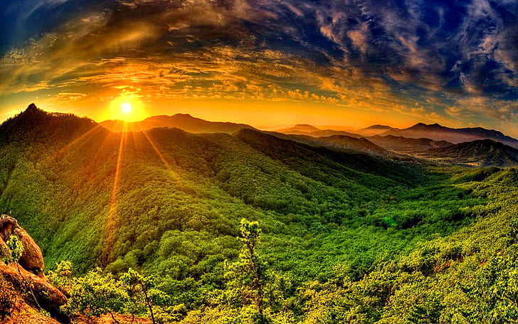 Sonnenaufgang Sun Red Sky Cloud Tsoncheva strahlt Berg mit dichtem grünem Forest Wallpaper für Tischplatten-HD-Entschließung aus, HD-Hintergrundbild