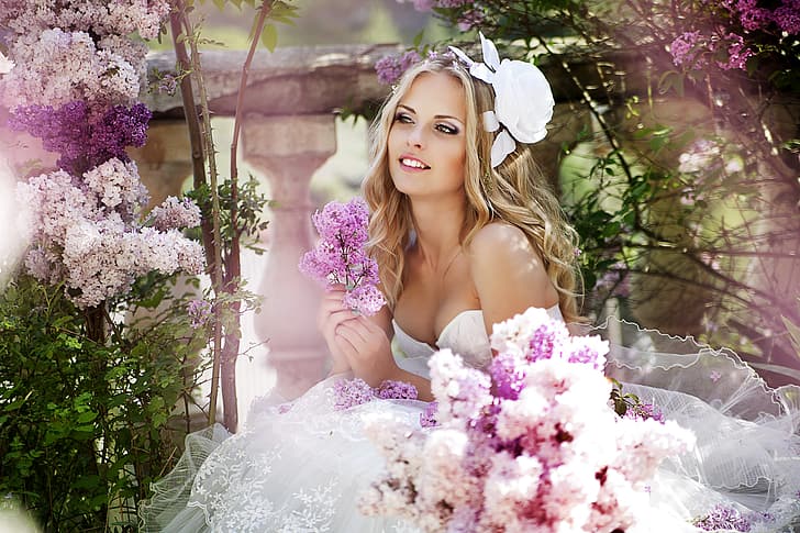 Mädchen, Modell, Blumen, Lächeln, Blondine, Braut, langes lockiges Haar, Freude, Hochzeitskleid, HD-Hintergrundbild