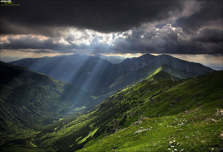 Grüner Berg, Berge, Himmel, Wolken, Sonnenlicht, Grün, Horizont, HD-Hintergrundbild