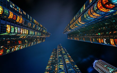 مبنى رمادي شاهق ، صورة شاهقة للمبنى في الليل ، مدينة ، ليلاً ، مبنى ، ناطحة سحاب ، تعرض طويل، خلفية HD HD wallpaper