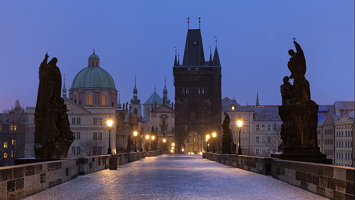 Карлов мост, Прага, градски пейзаж, архитектура, стара сграда, Прага, Чехия, вечер, улично осветление, мост, порти, скулптура, катедрала, църква, кула, Карлов мост, HD тапет