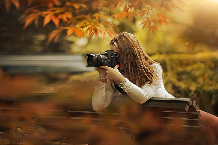 automne, fille, soleil, banc, branches, parc, appareil photo, cheveux bruns, tir, bokeh, Fond d'écran HD