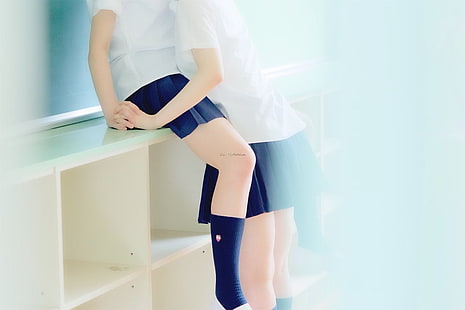 Femmes japonaises, uniforme scolaire, jupe, chaussettes noires, jambes, voyeur, salle de classe, yuri, Fond d'écran HD HD wallpaper