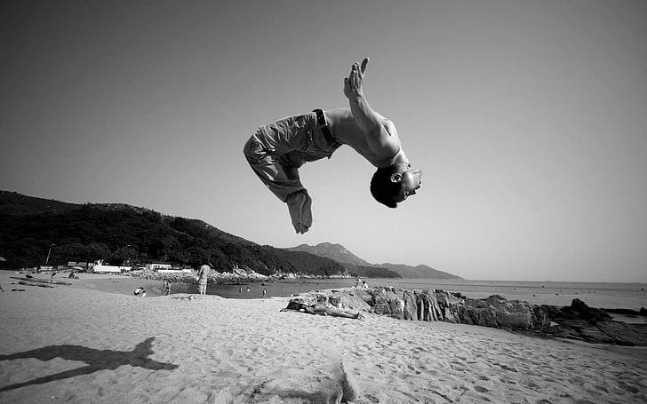 monocromático, saltando, homens, praia, areia, sombra, sem camisa, HD papel de parede