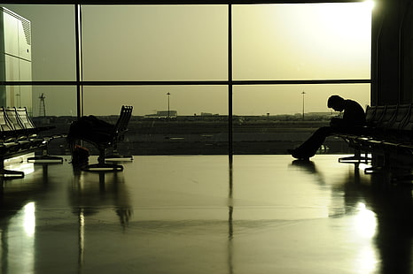 siyah çete sandalyesi, havaalanı, bekliyor, adam, HD masaüstü duvar kağıdı HD wallpaper