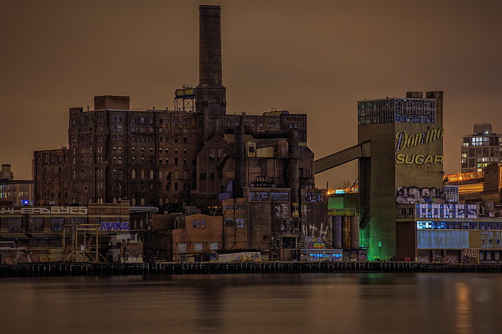 budynek z szarego betonu, fabryki, opuszczony, stary budynek, graffiti, Tapety HD