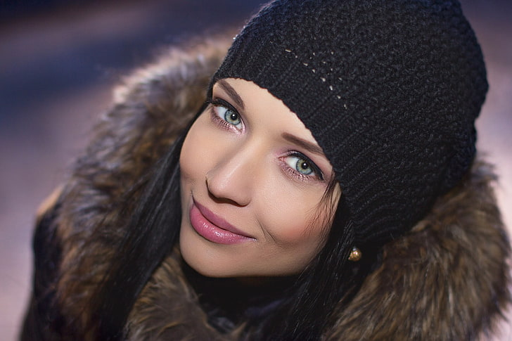 sombrero de punto negro para mujer y chaqueta de piel, Angelina Petrova, cara, retrato, sonriente, chaqueta, piel, modelo, cabello negro, cabello lacio, Fondo de pantalla HD
