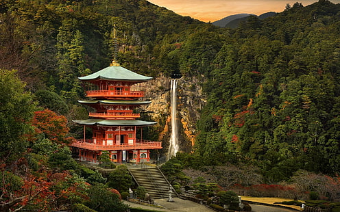 czerwone dojo, czerwona i zielona świątynia obok las, natura, krajobraz, drzewa, las, chmury, woda, Japonia, architektura azjatycka, budynek, ogród japoński, schody, jesień, skała, góry, wzgórza, zachód słońca, wodospad, Tapety HD HD wallpaper