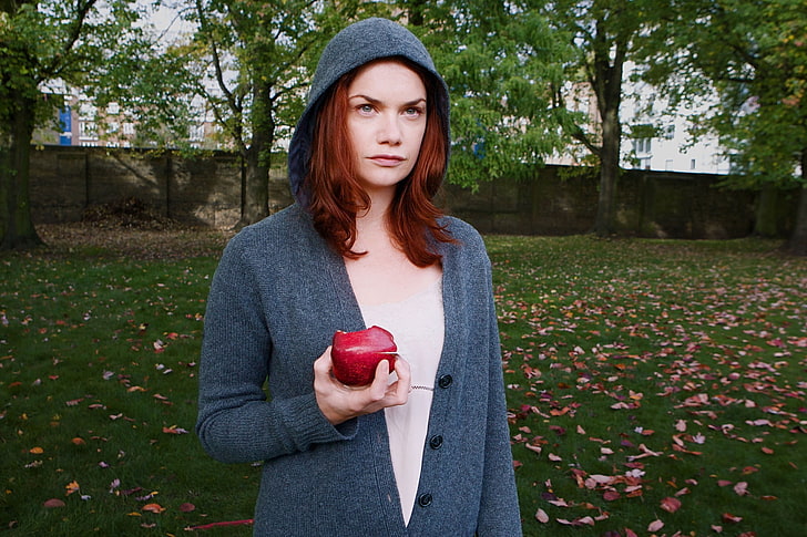 women, apples, redhead, Ruth Wilson, women outdoors, fruit, hoods, face, HD wallpaper