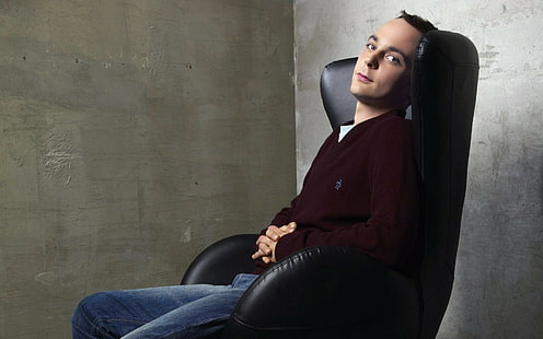 Jim parsons, ragazzo, maglione, bordeaux, sedere, sedia, giovane, bruna, Sfondo HD HD wallpaper