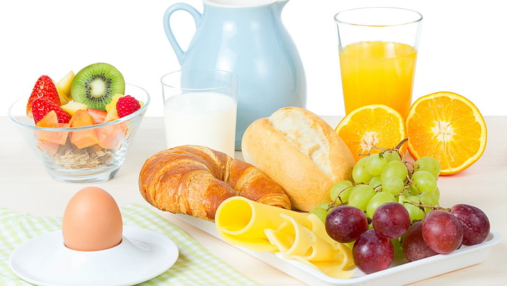 viennoiseries et fruits, petit déjeuner, jus, raisins, œufs, fruits, croissants, kiwi (fruit), fraises, Fond d'écran HD