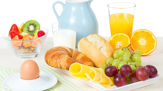 viennoiseries et fruits, petit déjeuner, jus, raisins, œufs, fruits, croissants, kiwi (fruit), fraises, Fond d'écran HD HD wallpaper