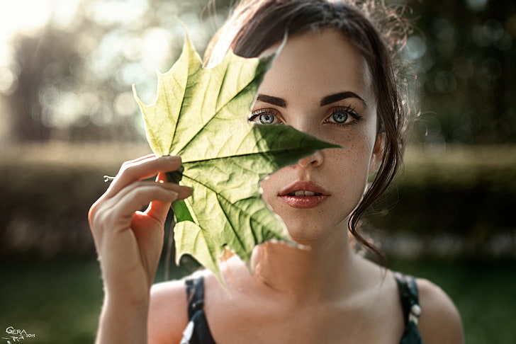 damski czarno-biały top na ramiączkach, kobieta trzymająca zielony liść klonu, brunetka, sukienka, Georgy Chernyadyev, kobiety, liście, modelka, twarz, portret, prześcieradło, Tapety HD