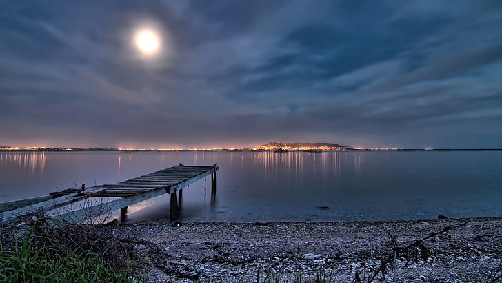 weißer hölzerner Küstenhafen, Nacht, Meer, Lichter, Strand, Mond, HD-Hintergrundbild