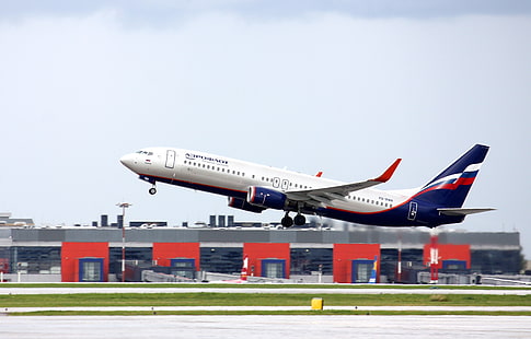 avión blanco, azul y rojo, alas, turbina, aeropuerto, Boeing, el avión, el ascenso, Aeroflot, pasajero, 800, B-737, Fondo de pantalla HD HD wallpaper