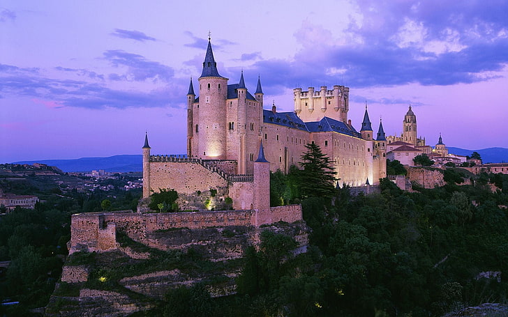 brązowy zamek, architektura, natura, krajobraz, zamek, Hiszpania, wzgórza, drzewa, las, wieża, starożytny, stary budynek, miasto, niebo, chmury, światła, Segovia, Tapety HD
