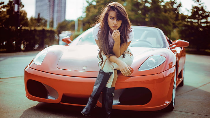 оранжевый Ferrari кабриолет-купе, женщина, сидящая на красном кабриолете Ferrari, женщины, женщины на улице, женщины с автомобилями, рыжие волосы, длинные волосы, глубина резкости, автомобиль, Ferrari, футболка, брюки, ботинки, черные сапоги, кожаные сапоги, рукана лицо, Ferrari F430, Наталья Игнатенко, красные машины, модель, HD обои