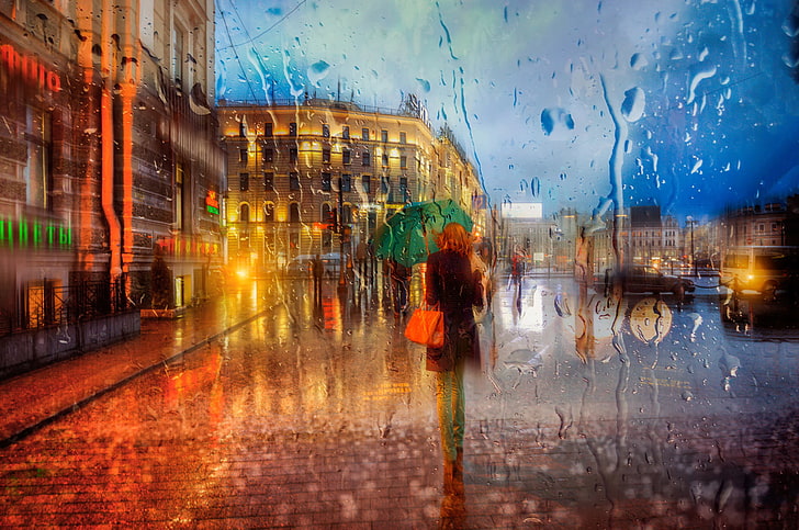 Mujer sosteniendo paraguas verde durante la pintura de lluvia, niña, lluvia, paraguas, San Petersburgo, Fondo de pantalla HD