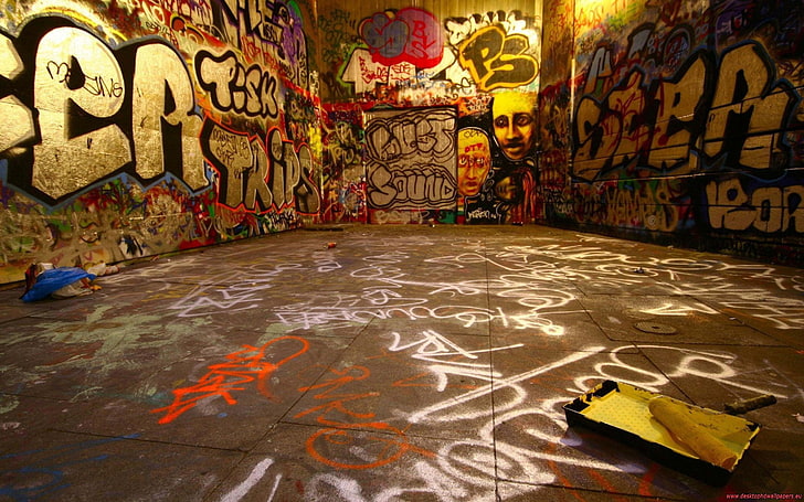 brun träsängram med madrass, graffiti, vägg, HD tapet