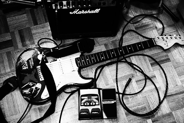 Graustufenfoto der Stratocaster-Gitarre neben schwarzem Marshall-Verstärker, Stil, Musik, Foto, Hintergrundbild, Schwarzweiß, Kabel, Stecker, Werkzeug, Kabel, E-Gitarre, HD-Hintergrundbild