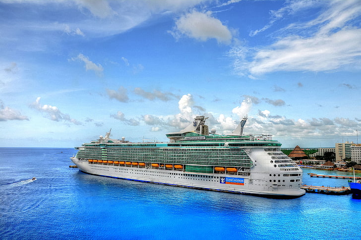 weiß und grün Kreuzfahrtschiff, Meer, Himmel, Wolken, Landschaft, Boot, Schiff, Zuhause, Urlaub, Pier, Hafen, Liner, HD-Hintergrundbild