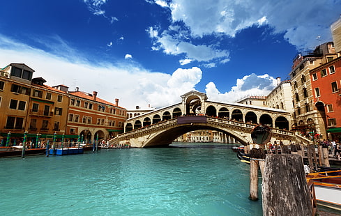 jembatan busur coklat di bawah awan putih, langit, air, awan, manusia, rumah, Italia, Venesia, arsitektur, gondola, Kanal Besar, Kanal Grande, jembatan Rialto, Jembatan Rialto, Wallpaper HD HD wallpaper