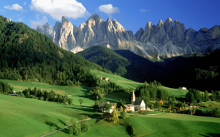 Австрийски Алпи Върхове Обхват на скални полета с трева Зелена планинска селска къща Църква Небе с бели облаци, красива природа Hd Wallpaper, HD тапет