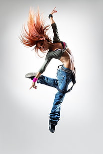 kvinnor, modell, rödhårig, långt hår, stående display, jeans, hoppning, dans, sneakers, enkel bakgrund, HD tapet HD wallpaper