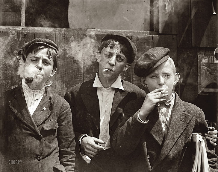 zdjęcie w skali szarości przedstawiające trzech chłopców palących, vintage, chłopaki, monochromatyczne, sepia, palenie, historia, Grand Theft Auto, Tapety HD