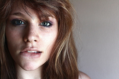 женское лицо, лицо, брюнетка, прикус губ, женщины, голубые глаза, веснушки, HD обои HD wallpaper