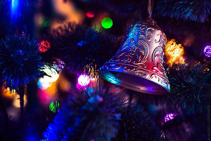 enfeite de sino de prata, fotografia closeup de árvore de Natal com luzes de corda acesas, macro, enfeites de natal, bokeh, sino, HD papel de parede