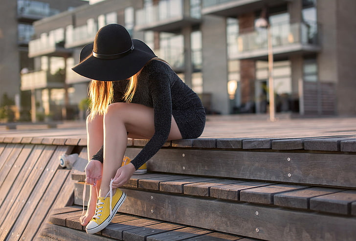 abito da donna a maniche lunghe nero, ragazza, la città, scarpe da ginnastica, gradini, cappello, gambe, lacci, scarpe gialle, Anders Hansen, Sfondo HD