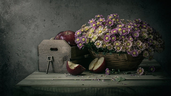fleurs pétales violettes et blanches, pommes, panier, fleurs, Fond d'écran HD