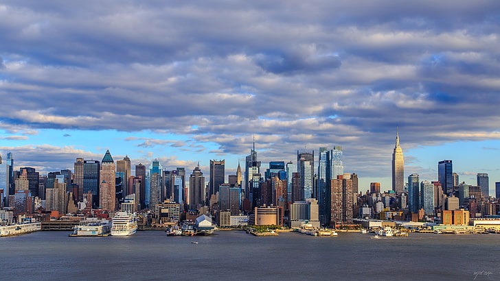 въздушна фотография на град, град, вода, река, небостъргач, облаци, Манхатън, градски пейзаж, Ню Йорк, пристанище, HD тапет