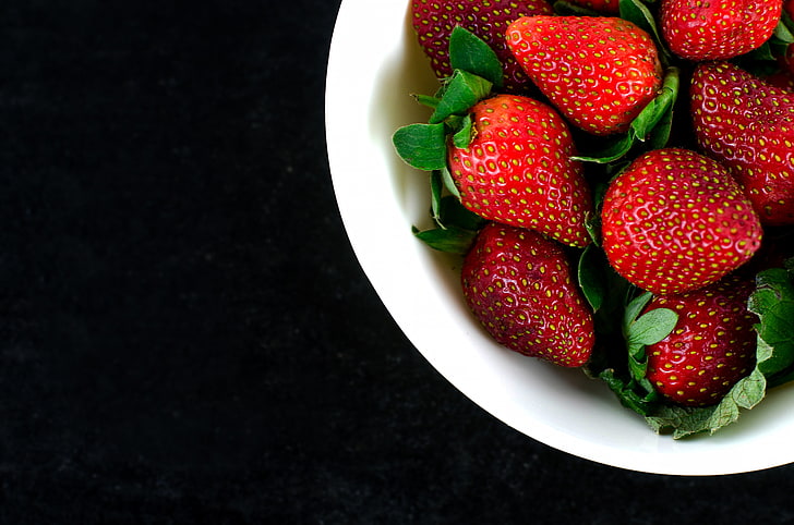 Erdbeerfrüchte, Erdbeere, Beeren, Teller, Ernte, HD-Hintergrundbild