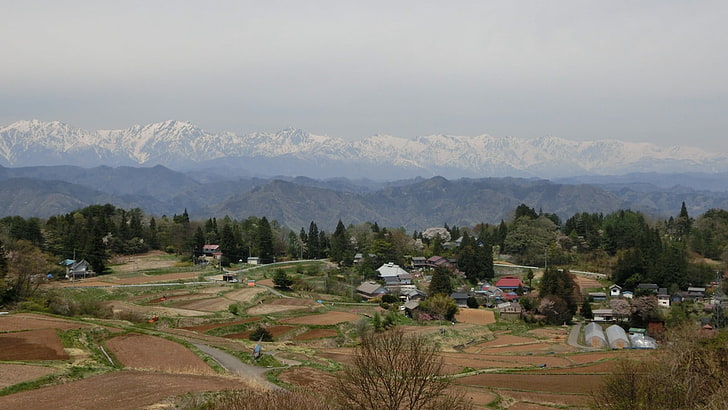 поле коричневой и зеленой травы, деревня, сельская местность, горы, весна, мирный, Япония, префектура Нагано, пейзаж, природа, террасное поле, горизонт, HD обои