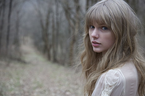 Taylor Swift, Taylor Swift, ผู้หญิง, นักร้อง, คนดัง, ผู้หญิงนอกบ้าน, ผมบลอนด์, ตาสีฟ้า, ระยะชัดลึก, เสื้อผ้าสีขาว, วอลล์เปเปอร์ HD HD wallpaper