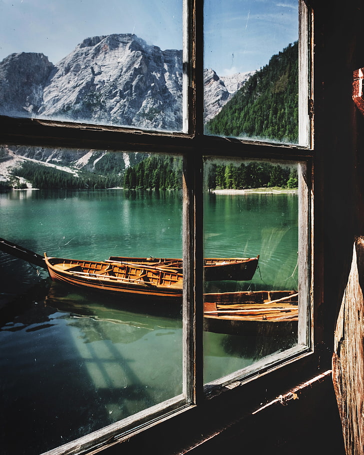 finestra di vetro marrone incorniciata in legno, natura, acqua, canoe, alberi, montagne, picco nevoso, foresta, finestra, lago, Sfondo HD, sfondo telefono