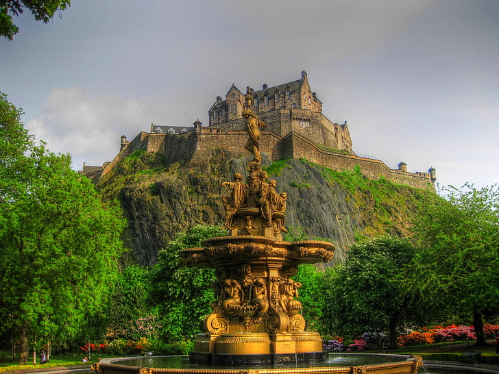brązowo-szary posąg z betonu, niebo, drzewa, kwiaty, park, zamek, góra, Szkocja, wzgórze, fontanna, Edynburg, funt szterling, Tapety HD