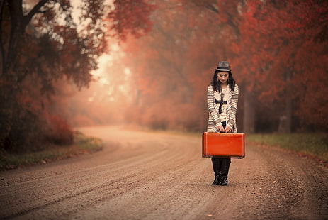 женское белое платье с длинными рукавами, женщина, держащая оранжевый дорожный чемодан, женщины, модель, брюнетка, длинные волосы, женщины на улице, деревья, осень, листья, дорога, шляпа, закрытые глаза, сапоги, HD обои HD wallpaper