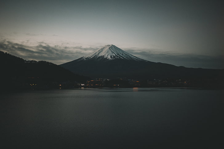 Monte Fuji, Japón, naturaleza, nieve, agua, árboles, montañas, oscuridad, Fondo de pantalla HD