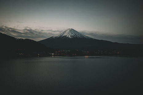 Monte Fuji, Japón, naturaleza, nieve, agua, árboles, montañas, oscuridad, Fondo de pantalla HD HD wallpaper