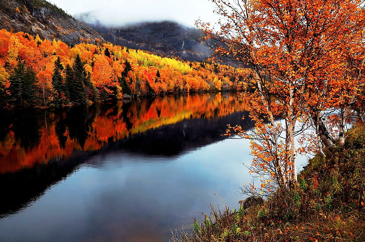 Wunderschöner Herbst, Wasser, Bäume, Wald, Hügel, Blätter, Fluss, Farben, HD-Hintergrundbild