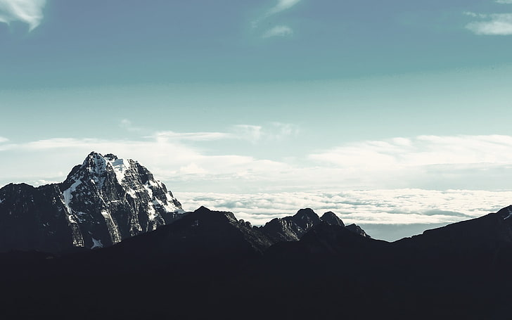 schwarze Bergkette, Berge, niedrige Sättigung, schneebedeckter Gipfel, Himmelslandschaft, Wolken, HD-Hintergrundbild