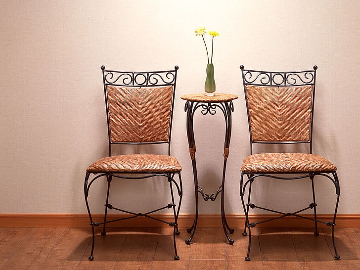 два коричневых кожаных мягких стула с черной стальной рамой, стол, ваза, стулья, стены, свет, HD обои