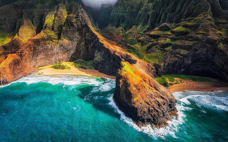 zielone i brązowe góry i morze, krajobraz, przyroda, Kauai, Hawaje, plaża, klif, morze, góry, wybrzeże, widok z lotu ptaka, tropikalny, wybrzeże Na Pali, Tapety HD