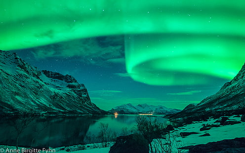 Aurora Borealis Северно сияние Нощ Зелени звезди Езерни планини Снег HD, северна светлина, природа, нощ, планини, зелено, сняг, звезди, езеро, светлини, полярно сияние, бореалис, северно, HD тапет HD wallpaper