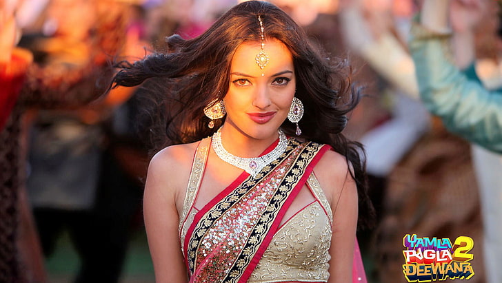 Kristina Akheeva In Saree, vestido sari dorado y rojo para mujer, celebridades de Bollywood, celebridades femeninas, bollywood, actriz, bella, sari, Fondo de pantalla HD